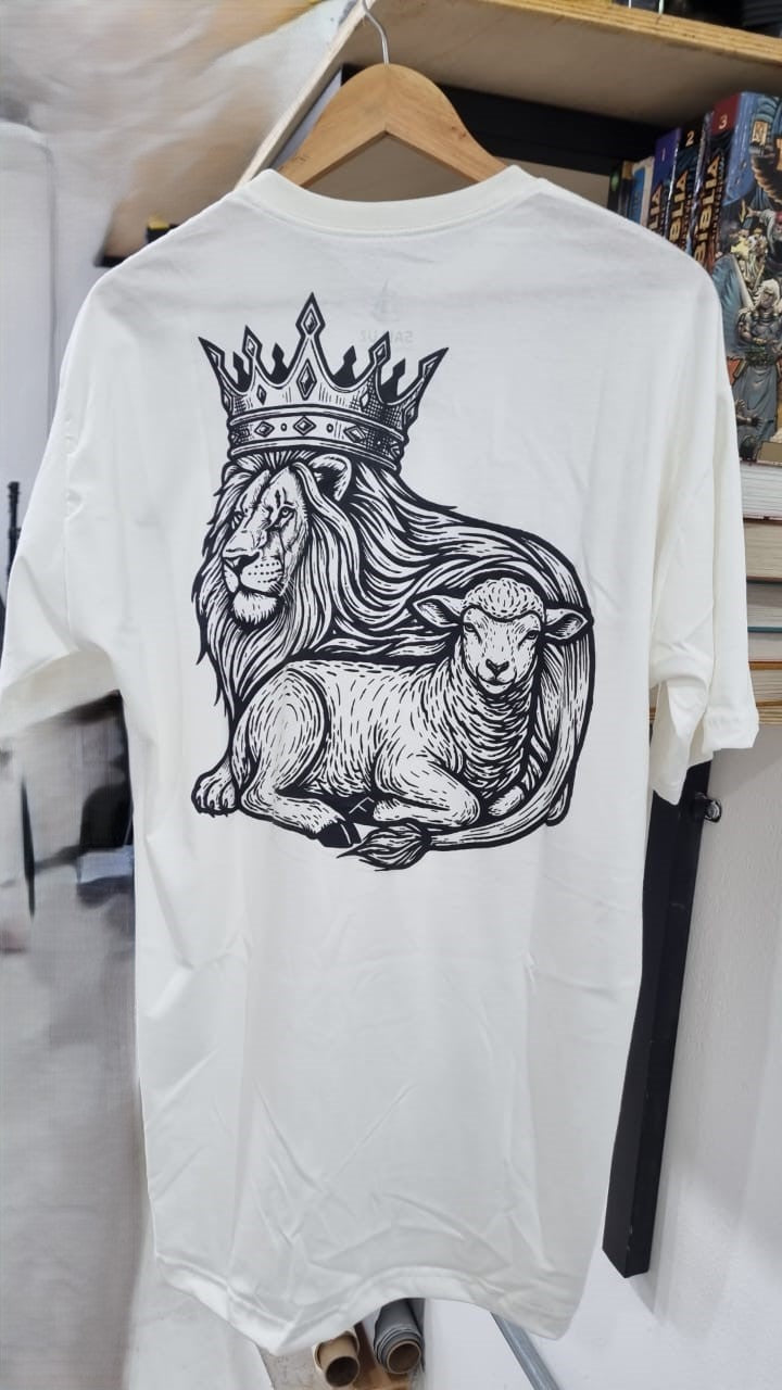 CAMISETA O CORDEIRO É O LEÃO